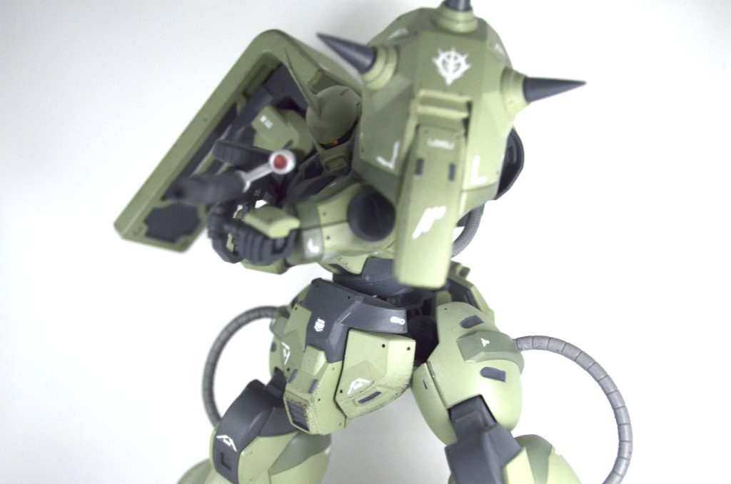 主兵装はザクマシンガンで手持ちのシールドに予備の弾倉があります。近接はヒートホークとディランザのサーベルを肩にマウントしてます。