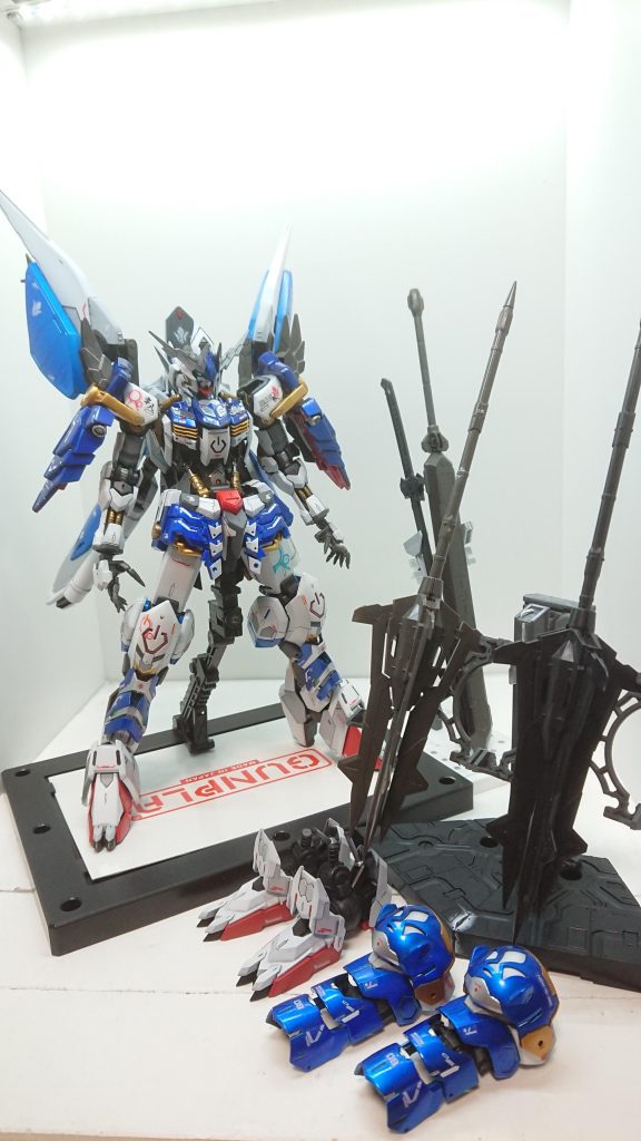 イメージは「鬼武者」最初は黒く禍々しい作品にしたかったのですが、制作が進み主人公機体になっていったので「鬼」は崩さず武者系の機体をイメージし制作しました。