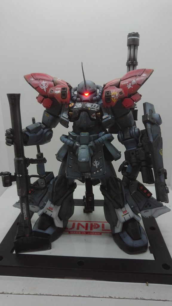 モノアイ光ります☺️ひさしがふかいので目がわからないと思いバックパックに電池スイッチ内臓してます。