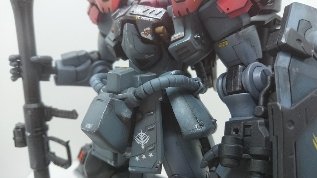 ■腰、胴体はグフカスタムのものを崩しスカートは3分割で自作■腕はドムを使用しました。