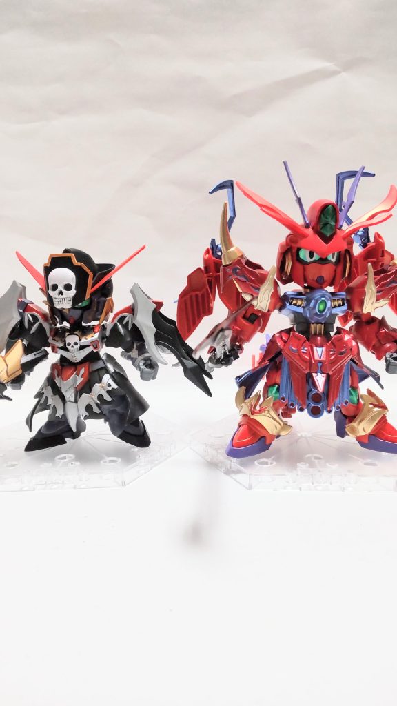 比較①頭身延長していないキャプテン・アッシュと。頭1個弱くらいは身長が伸びました。元キットが結構ガッシリしているので、SDにしてはボリュームのあるものになりました。