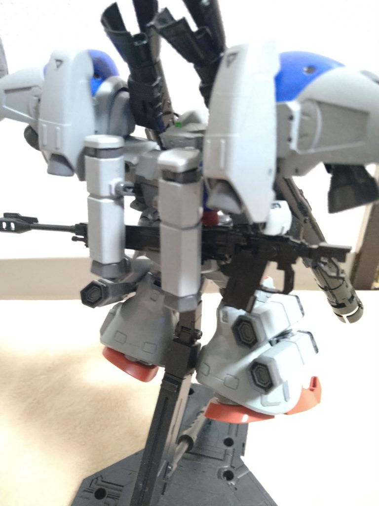 対艦用ライフルを腰に装備ラジエターシールド排除とミサイルポッドで機動力アップ