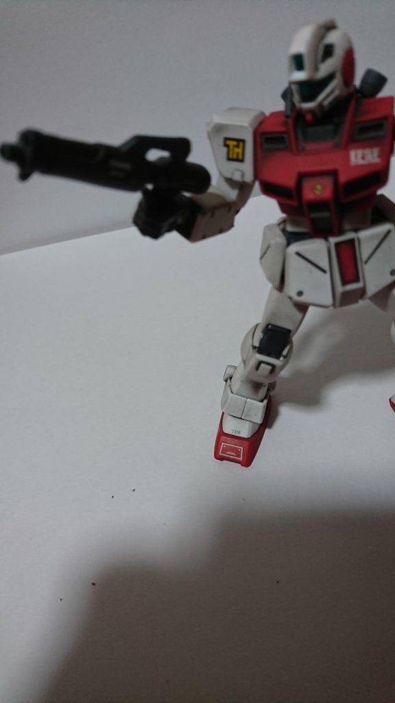 宇宙仕様のジム・コマンドの特徴的なビームガンですが個人的にちょっとタンク部分があまり好きではなかったのでここをカットしエポパテで埋めてからヤスリで整形し現在の形になりました。