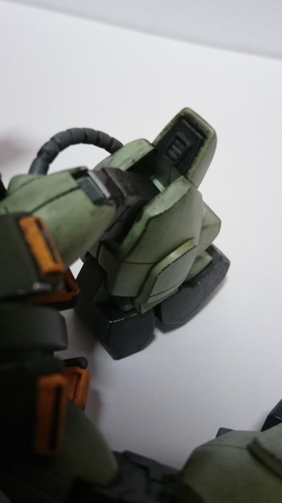 膝裏は合わせ目が出る箇所で消すとなると少々面倒になるからここはマスキングで型どりしそれをプラ板に貼り付けトレースカットして塗装接着しそのままだと寂しいからコトブキヤのMSGを塗装接着しました。