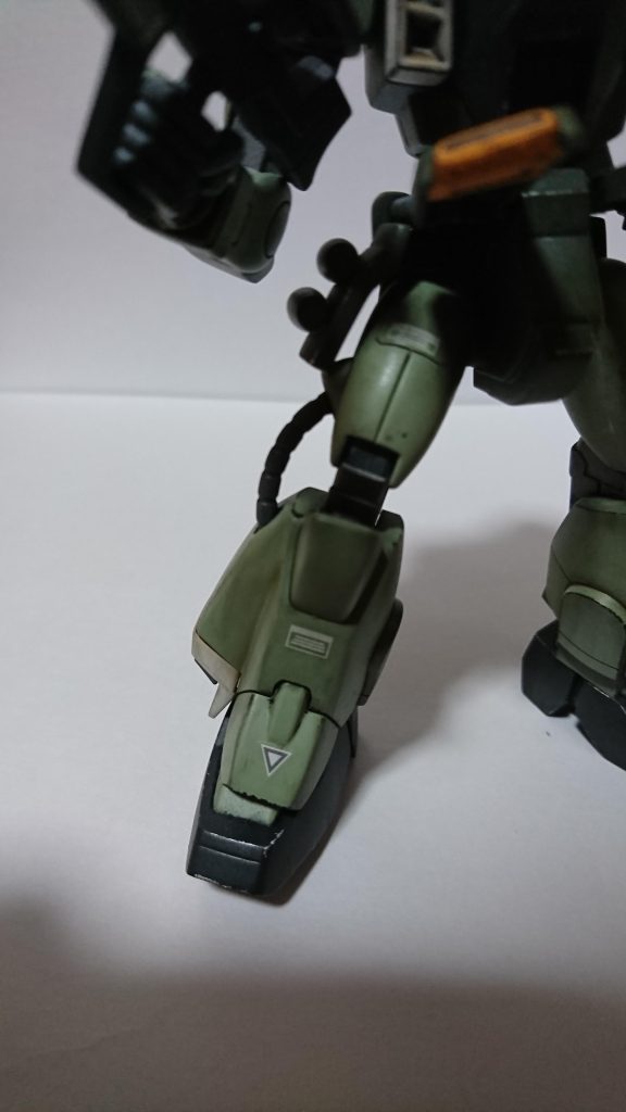 撮影が下手ですみませんが太もも部分の合わせ目は上段を消して下段を段落ちモールド化してみました個人的に気に入っている箇所だったりしますw;