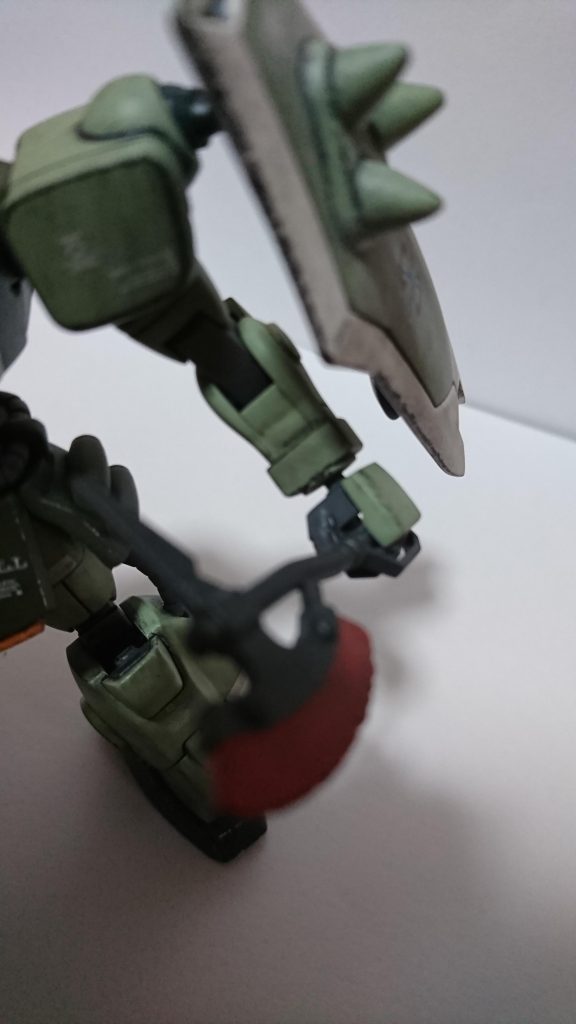 前腕部の合わせ目は最初消したと思ってよく見たらヒビが入っているのを発見しマズイと思いエポパテで埋めて乾燥してからヤスリで整形しなんとか事なき得ました; 写真の掲載数の都合上載せていませんがザクウォーリアの肩(内側)の側面のダクトはキットのままだとアレなんでここを削りコトブキヤのMSGを塗装接着してます。