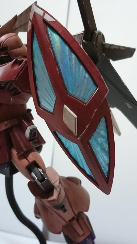 ビームシールドはガンダムマーカーEX光の翼ホロブルーを筆塗装で三回ほど重ね塗りしました。