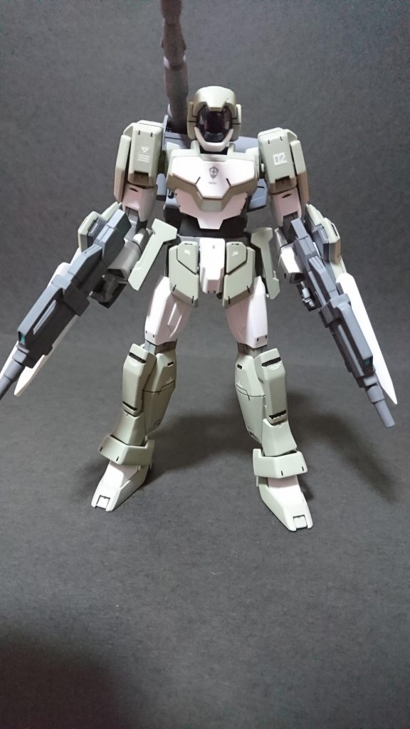 劇中に出たアデルキャノンは下半身もずっしりした感じですがこちらはキットのままです。