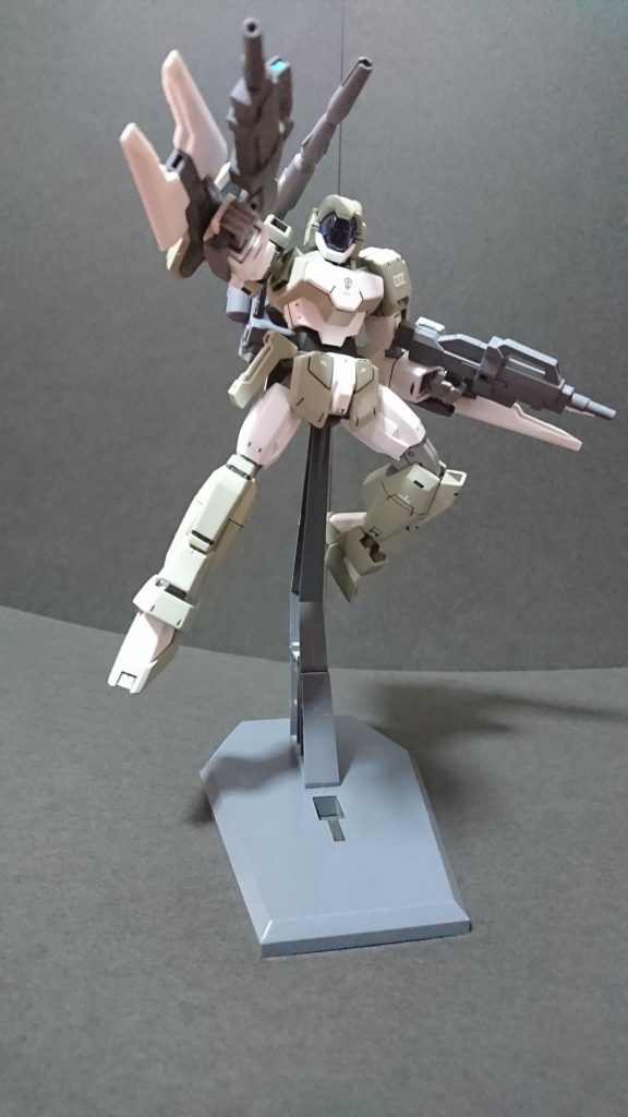 最後にAGE系キットで連邦系量産機はどれも素晴らしいキットなので色々改造もしやすいので。(クランシェだけ背中の謎構造のせいで唯一低い;)