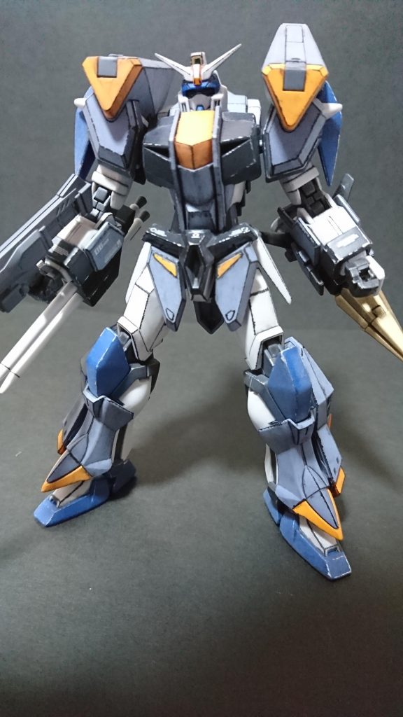 基本的に特別な改修とかは一切していませんがこのキットで一番の難所バーニア内部の色分けをしっかりしていきました。分かりづらいですが頭部カメラアイは100均のモデラーマーカーのメタリックグリーンを使っています。