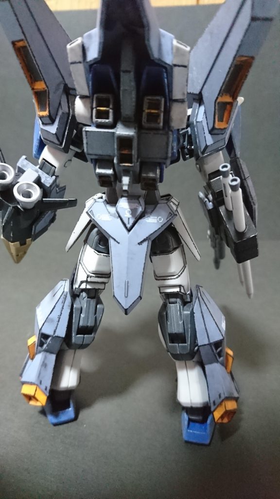 後ろ前述した難所のバーニア内部ですがマスキング使って型どりしつつオレンジイエロー系でバーニアの縁を塗装し型どりした内部を曲面追従シールブラックを初めて使ってみました。