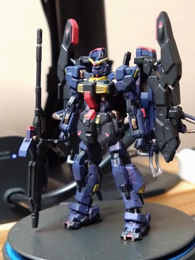 このサイズなので、エウーゴカラーだとムラが目立つこと待ったなしなので、ティターンズカラーに。差し色のゴールドやレッドを入れると、一気にサイズが引き立ちます。いいですねガンダムアーティファクト。