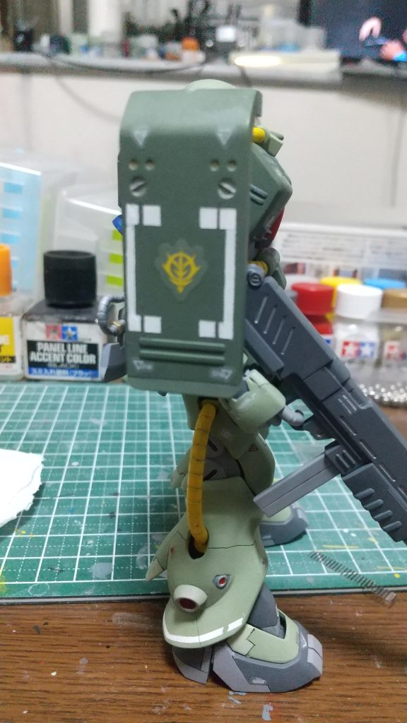 縦の白色部分は塗装です