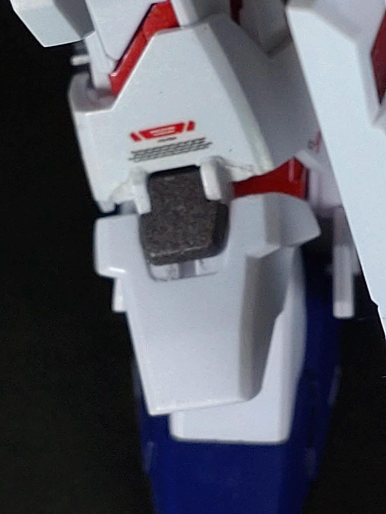 組み上げ中に落下させてしまい、アンクルアーマー取付部が割れてしまいました😱部品お取り寄せしてから納品します😭