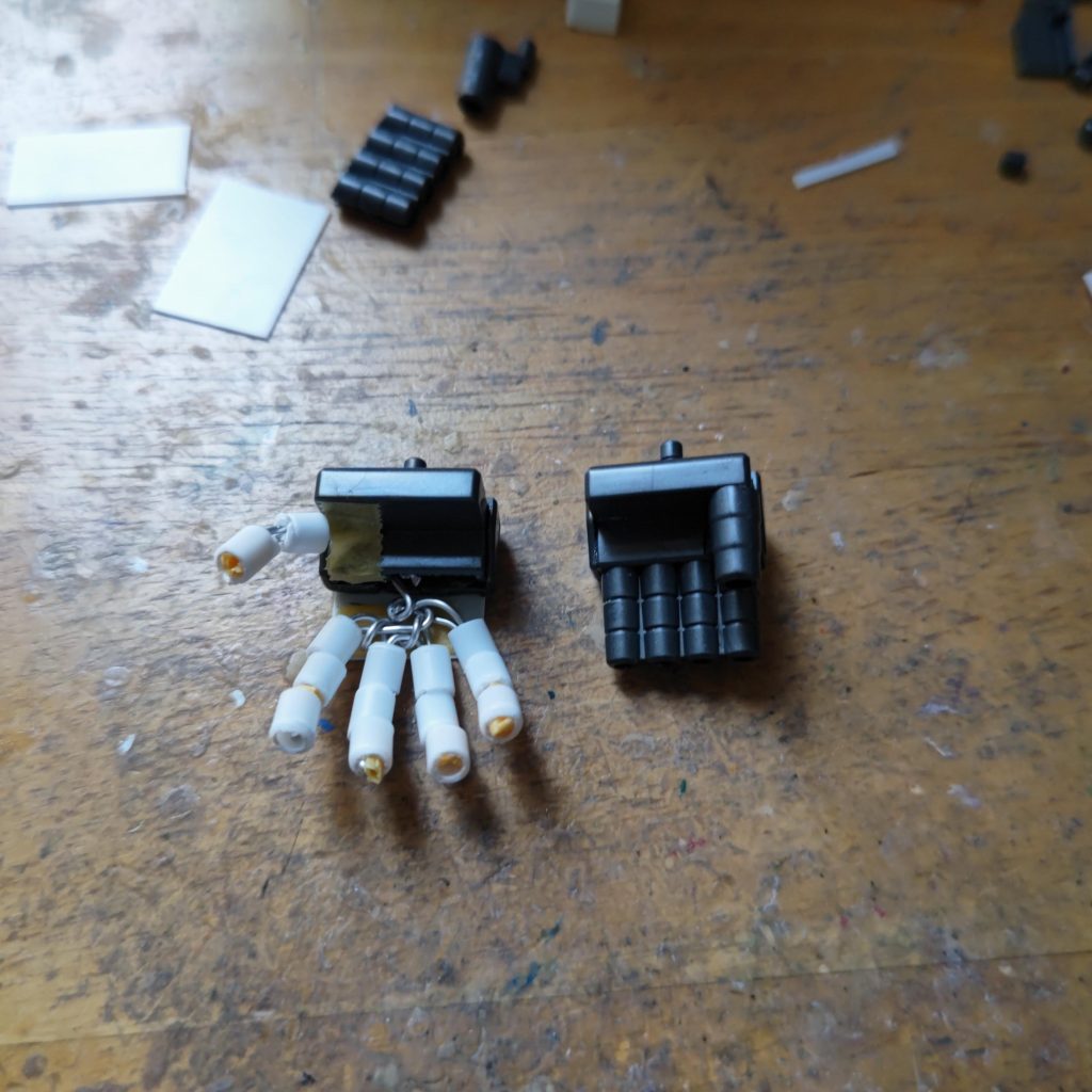 指は両腕共に５本それぞれ発光します