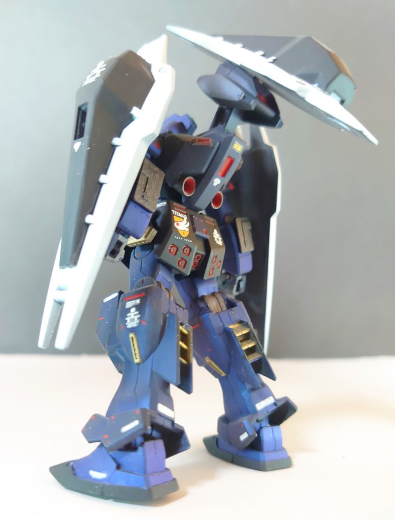肩、腕、首、足は可動しますので少し前に紹介した1/144ヘイズルよりはマシですが殆ど一体成型に近いので塗り分けはマスキングと筆塗りでなんとかしました。顔も一体成型なのでツインアイも筆塗り一番苦労したのはマスキングし辛い腰ですかねシールドブースターはとりあえずプラ板貼ってますけどこれ貼るとあちこち干渉するのでやらない方が良かったw塗り分けも大変でもう二度とやりたくない。