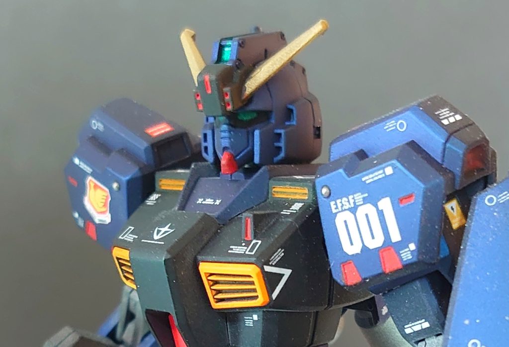 この頭も目の部分は一体成型なので筆塗りですこんな所で役に立つなんて。