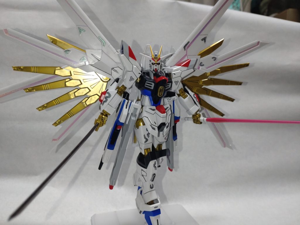 箱絵のポーズスラッとしててカッコいいですね!プラウドディフェンダーのピンク部分はガンマカのトランザムホロレッドで塗ってます。