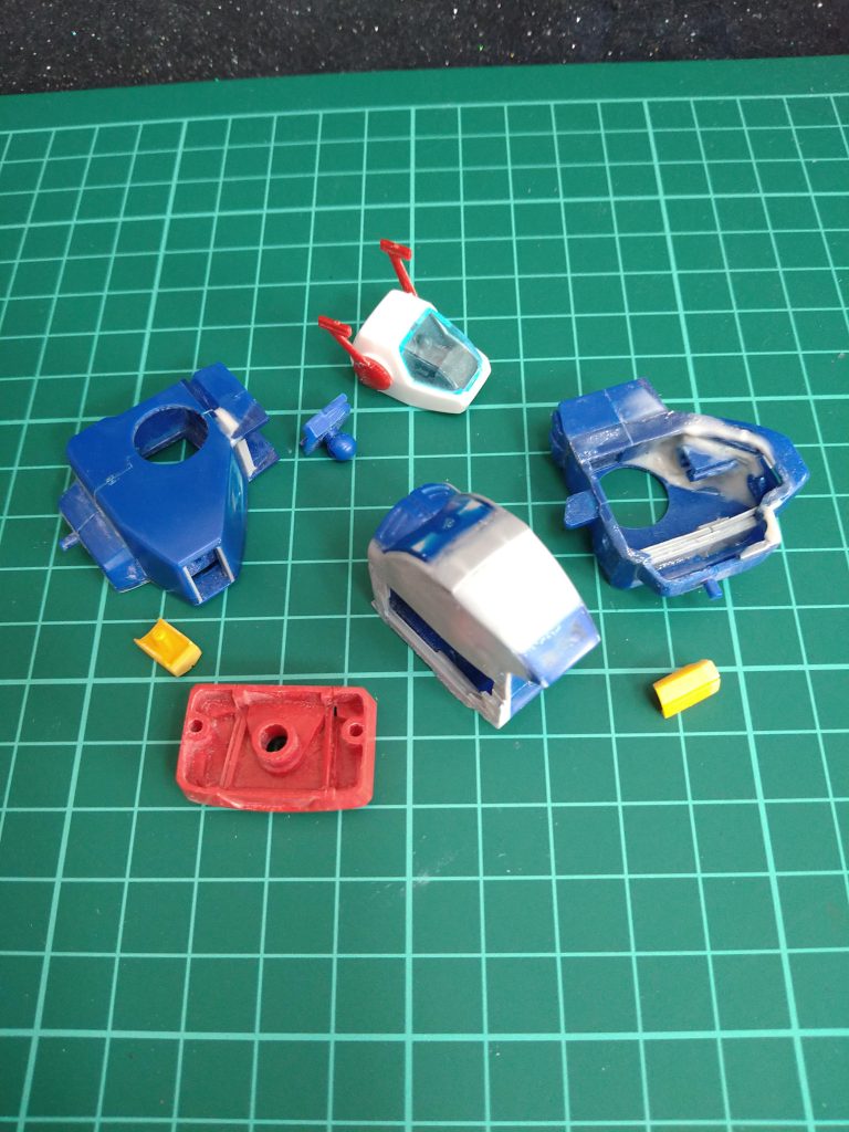 とりあえずこの様な感じになりました!😁胸のダクトパーツはそれに合わせ黄色のランナー足して大きくしております!😚頭部の接続部分はこの後首の可動パーツとして制作しますので、切り離しました!😋キャノン砲の付け根の壁?🙄も胸の脇から〘ストン〙と真っ直ぐになる様に位置変更…😑…相変わらず…説明ヘタッピですみません…😭💧そして120㍉低反動キャノンの位置が元キットと同じ位置に来るように〘胸の真ん中パーツ〙で幅の調整しております!😚…その後…それぞれのパーツを接着…やはり背中側はまだあまり意識してませんが、〘前側〙は接着剤のはみ出し等ないように…特に気を付けて😕できる限り綺麗に接着しました😙.