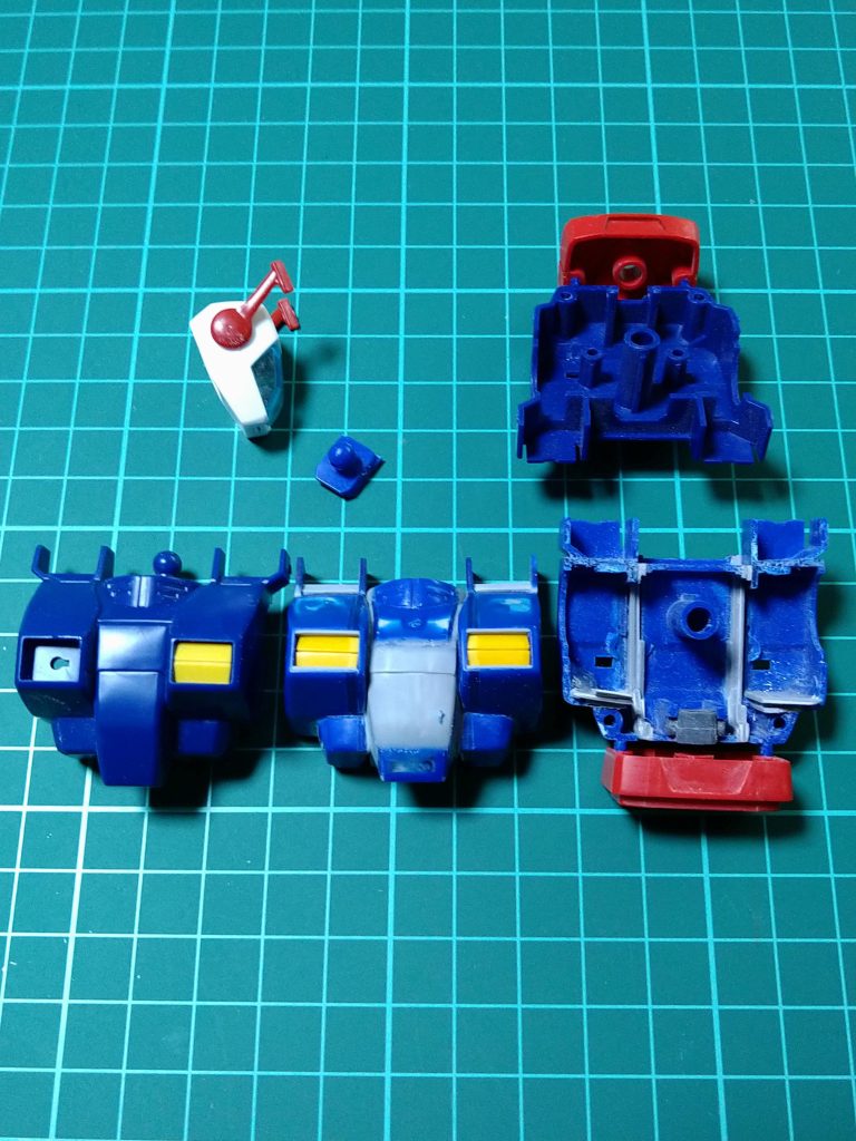 接着乾燥後…この段階で〘前側以外の場所〙…背中側の段差や気になるヒケ等…仕上がっていない部分を仕上げて〘瞬着点付け部分〙にカッターの刃を差し込み〘パカン!〙と2つに割りました!😆…これで胸パーツ完成!😆真ん中にあるパーツは今回制作した〘胸の前側パーツ〙その右側にあるのが〘背中パーツ〙です!😆その上にあるのがキットそのまま〘無改造〙の背中パーツ😚真ん中の〘胸の前側パーツ〙の左にございますのが、コレも〘無改造〙の胸パーツでございます!😙〘身長〙と〘キャノンの幅〙が元キットと同じになる様に制作しております!😆 …これで胸部のプロポーション変更完了!😆…気持ち的には〘振り出しに戻る…😅〙気持ちをリセットして…😑ここから可動改造制作の方法等考えていきます🤔…が!まずは頭部の制作風景から…😋.