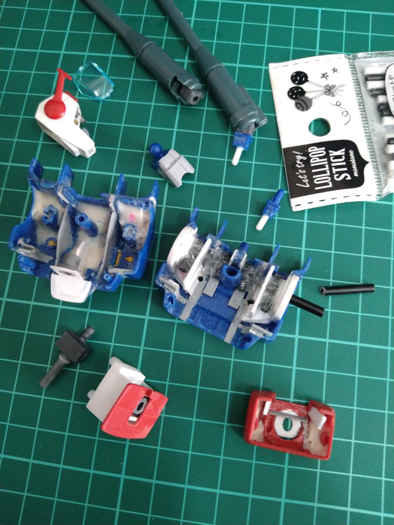 今回の可動内部…😥とにかく見づらくて全然わかりませんね…😭スミマセン💦パーツ裏側がパテだらけで上手く寸法取りや接着できませんでした…😭💦今回基本的にポリキャップを〘瞬着パテ〙又は〘瞬間接着剤〙で強引に包み固める方法になりました…😭真ん中より少し上にあるのが〘首パーツ〙真ん中よりちょっと右側にあるのが〘背中パーツ〙です😅あまり良く見えないのですが😅肩接続部分…この部分のパーツは折れやすく…😭この肩の接続の為の〘棒〙は以前投稿〘コア・ファイターのタイヤ〙の部品として使った〘ロリポップスティック〙と言うポリプロピレン材質の材料で接着等の工作には向いてませんが、折れにくく太さもちょうど3㍉で3㍉穴のポリキャップにちょうど良いきつさですので、破損しやすい場所でポリキャップどうしでの接続の時は良く使っております!😁…その〘棒〙を差し込むポリキャップは写真では分かりづらく…🤣説明でも分かりにくいのですが、〘何となく”良い位置“で瞬着接着剤で固めております!😆〙 😆……😑……😶……😭スミマセン💦首の可動部分はランナーを〘T型〙に切り出しその両脇にポリキャップ…そのパーツを横から見た時短いランナーを〘L型〙になる様に接着…🙁そして補強…😕…その後、そのポリキャップ部分“だけ”を〘首パーツ〙が良い位置に来るように位置決めをして〘背中パーツ〙に瞬着で無理やり固定しました…🤣💦腰の可動は真ん中左側にある黒いパーツ…〘WAVE〙さんの6㍉のボールジョイントとプラサポを使っております!😁その右下にあるのが〘腰内部パーツ〙このパーツは後でご説明させて頂きます!😚その右側にございますのが〘腹パーツ〙です!😚.