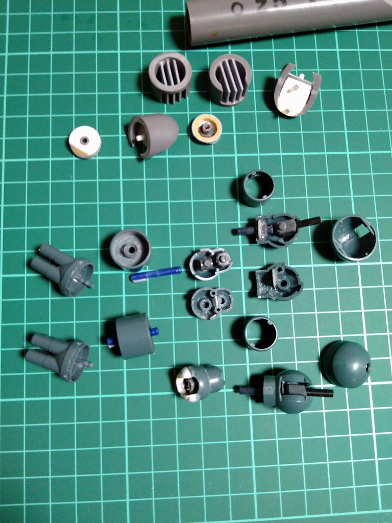 今回ランドセルも私の好みに作る事にしました😚私のイメージで、16㍉の太さの材料を探しての制作…😆使った材料は写真一番上に見えている〘塩ビパイプ〙を使いました!😅カタパルトデッキ制作でのアクリル板工作で大変な思いをしたばかりだったのですが…😅この塩ビパイプもいざ工作を始めてみると…硬い!😂…硬すぎるぅ〜!😭ってなり…お世話になっております〘蒼き鷹〙さんに弱音、泣き言を聞いて頂きました…😅その節はありがとうございました!😚おかげで、気分もスッキリ!😋✨なんとか思い通りの形まで持って行く事ができました!😆感謝でございます!🤗タスカリマシタ〜写真真ん中から下の方に散らかっているのが腕のパーツでございます!😚今回の腕の可動は〘引っ張り伸ばしてから曲げる〙と言う形でのギミックを作りました!😚上腕側のパーツにポリキャップが収まる様に改造…そこに2センチに切ったランナーを差し込むだけの工作なのですが、ブンドド中の腕抜け防止の為😋このランナーの両端に〘ストッパー〙付けております!😚上腕側には2ミリ伸ばして止まる位置にプラバンでしっかりストッパー😆肘関節側は塗装等の為外す事も出来るように1ミリ伸ばして止まる位置に瞬間接着剤を〘チョン〙と山にして硬めております!😁真ん中にある〘肘関節パーツ〙の中に見えるプラバンはこのランナーの刺さり過ぎ防止の為のストッパーです!😚コレが無ければ、ブンドド中ランナーが入り過ぎてしまい、二の腕側の可動に影響が出てしまいましたので取り付けました!😋この後…〘合わせ目消し〙して〘捨てサフ〙粗を探し🧐目立つ所は直して☹️許せる所はそのまま…🤫シー💧…これで一応上半身の工作完成!😆でございます!🤗.