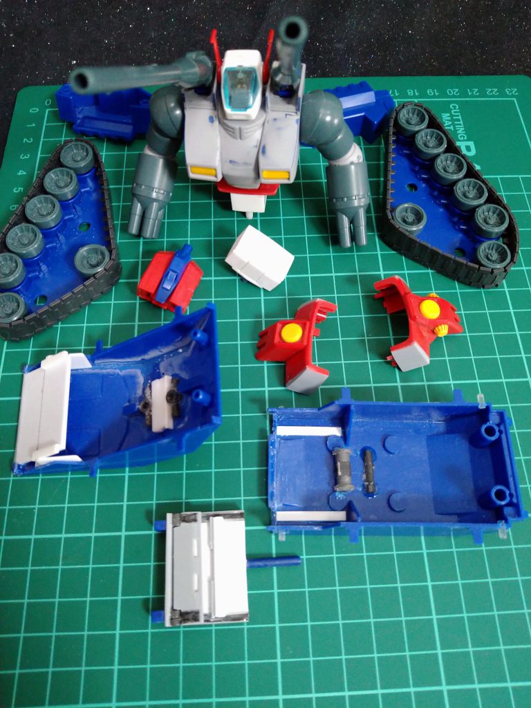 真ん中一番下にございますのが始めにお話しさせて頂いた荷台のパーツでございます!😁その右上にあるのが〘下半身下パーツ〙そこにWAVEさんのプラサポを使いポリキャップの位置決め後 接着😚それを組み立て…✨ガンタンク完成!🤩✨…のつもりだったのですが…😅ここからちょっとやって見たくなったポージングができてしまいましたしたので😁追加のお遊び工作…🤣カタパルトデッキの為に使おうと考えていたジャンクのコアブロックあるのでそれも今ついでに作ってしまおう!と思い制作する事にしました!😚〘ガンタンク砲台〙の制作〜😲…でございます…🤣この制作が無ければ全く必要のない工作ではございますが…😅〘下半身下パーツ〙の左上にある〘下半身上パーツ〙の裏側にポリキャップ〘2つ〙くっつけました!😚その上にあるのがまだ工作前のコアブロック🙁その右上にある白い箱の様なパーツは腰内部に収まる〘コアブロック受けパーツ〙その上が上半身に既にくっついておりますが😅先ほどお話しさせて頂いた〘腰内部パーツ〙でございます!😁ガンタンク砲台を作ろう!😲…と思ってしまった為に作らなければならなくなったパーツでございます…😅〘腰外装パーツ〙の上板を切り離しプラバンとプラ棒で制作😁この〘上半身〙〘ボールジョイントパーツ〙〘腹パーツ〙〘腰内部パーツ〙〘コアブロック受けパーツ〙…〘下半身〙はそのシチュエーションにより全て取り外し出来るように制作しております!😚.