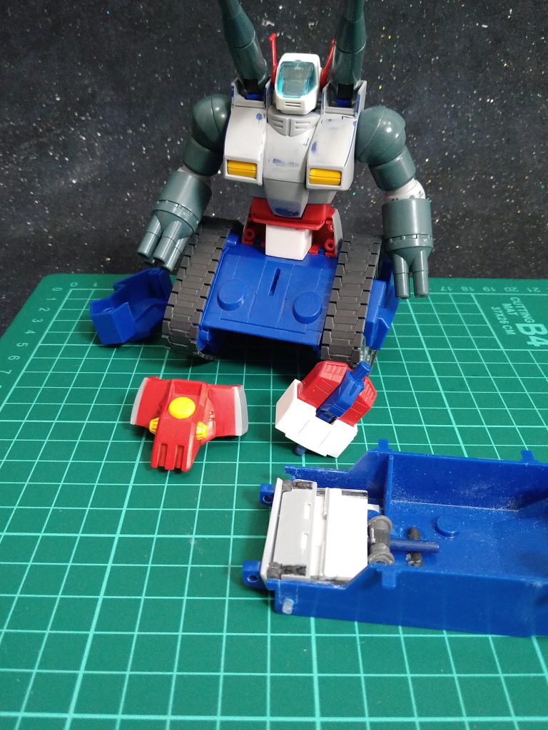 先ほどお話しさせて頂いたパーツ類はこの様な感じで収まります!😁写真用の為まだ接着しておりませんが、〘腰外装パーツ〙はこの後合わせ目消ししております…😚そして…この段階ではまだ作っておらず…😅ただの長四角の箱を作っただけなので特に単品での写真は写しておりませんが😅マタ💦〘ガンタンク砲台専用アタッチメント〜😲〙の、制作も致しました!😆写真の右下に見えますのが〘下半身下パーツ〙〘荷台パーツ〙はこの様な形で収まります!😁.