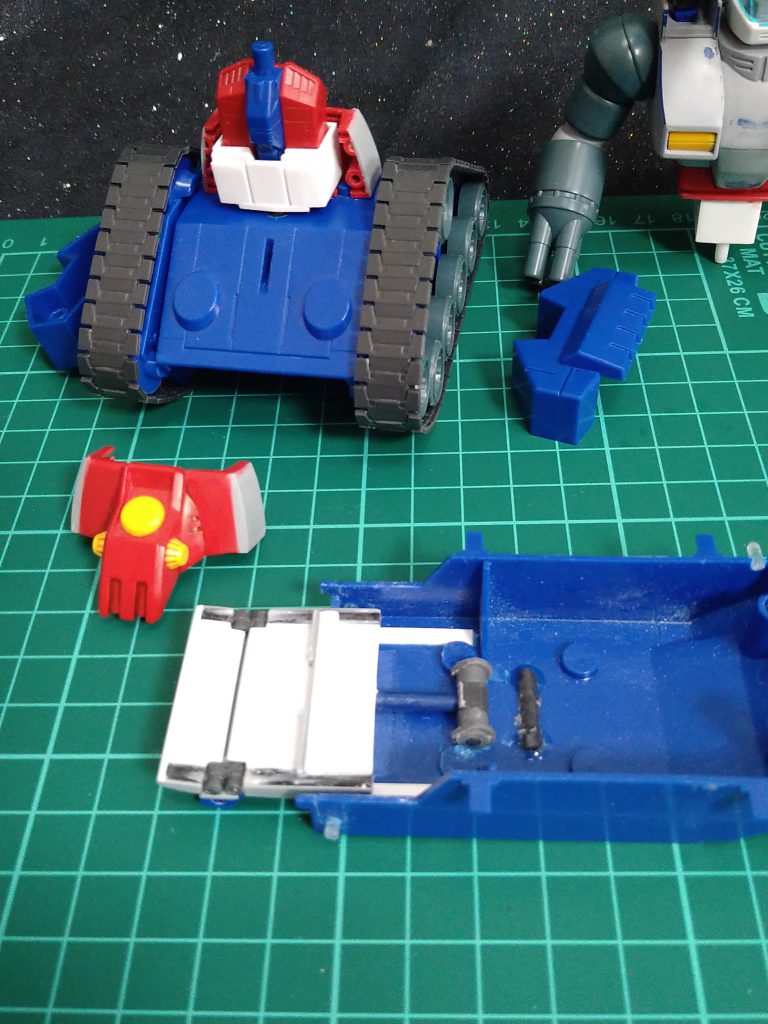 こちらは〘上半身〙と〘下半身〙を〘腰内部パーツ〙から外し、〘コアブロック(制作前)〙〘コアブロック受けパーツ〙を収めた写真でございます!😚こちらはこの様に収まります😚ただこの〘コアブロック受けパーツ〙は簡単に外せるように差し込み部分のダボは緩くして作りました!😚そしてその下にございますのが先ほど収めた荷台を引っ張り出し展開させた形でございます!😆この様な感じでギミック作ってみました!😋…これで、動けなくなってしまった〘ガンダム〙を積んで運んであげる事ができるように…なり……ま………し…………………😑💧..