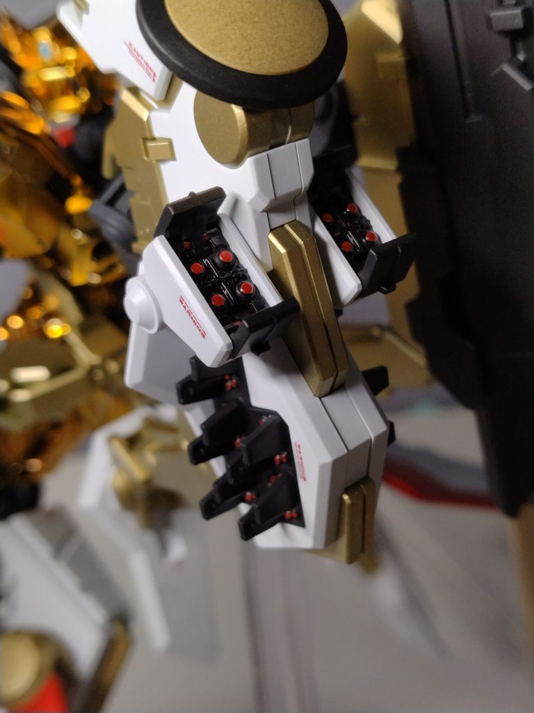 色ごとにいろんな質感を使ってみました。