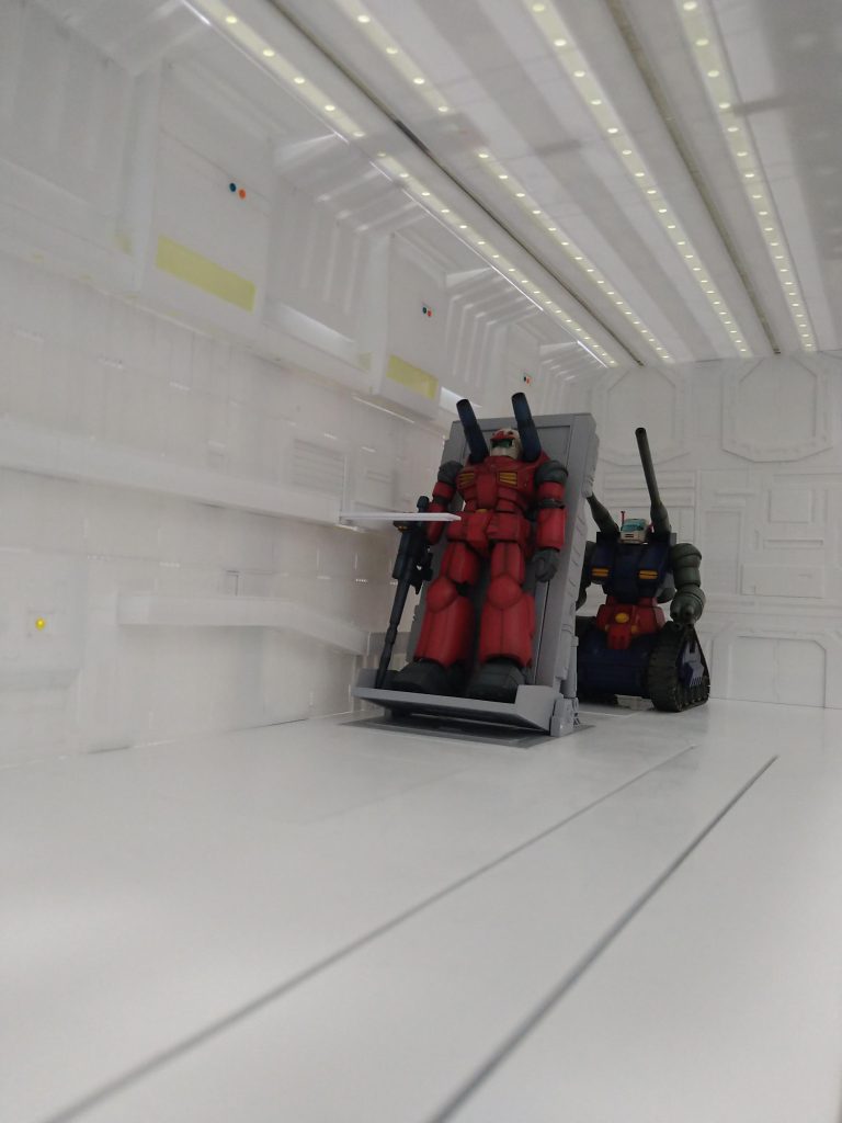 …こんな感じになりました…😚ノープランからスタートしたため〘これ灯りがあった方がカッコイイかも…🤔〙と後から思いつく…🤣でも電装にすると〘お片付け〙が大変🤣💦そして何よりお小遣いの問題が大きく😅完成までの目標金額をオーバーしてしまうと思い止めました😅💦 …そして考える…🤔…そして思い付く…😳💡〘せっかくこのアクリル板、クリア素材なので活かそう!😲〙と思い付きました😆このカタパルトデッキの光は〘自然光〙又は〘蛍光灯〙…外部の光を使い表現できないかと考え制作方法少しだけ変更…🤔上手くいくかどうかは分からない…😅そしてもう既に作ってしまった所は仕方ない…😅キャットウォークの下の方なので、覗き込まなければ分からないので気にせずそのまま…🤣…大体こんな感じで折り返し地点…もう一面真っ白(プラバン)で目がチカチカ😂もう少し進めたらサフ吹いて確認後🧐特に気になる所がなければ、細かな仕上げの方向に進んで行きたいと思っております!🤗途中経過はこんな感じでございました…😚.すみません💦ガンタンクに戻ります!🤣💦.