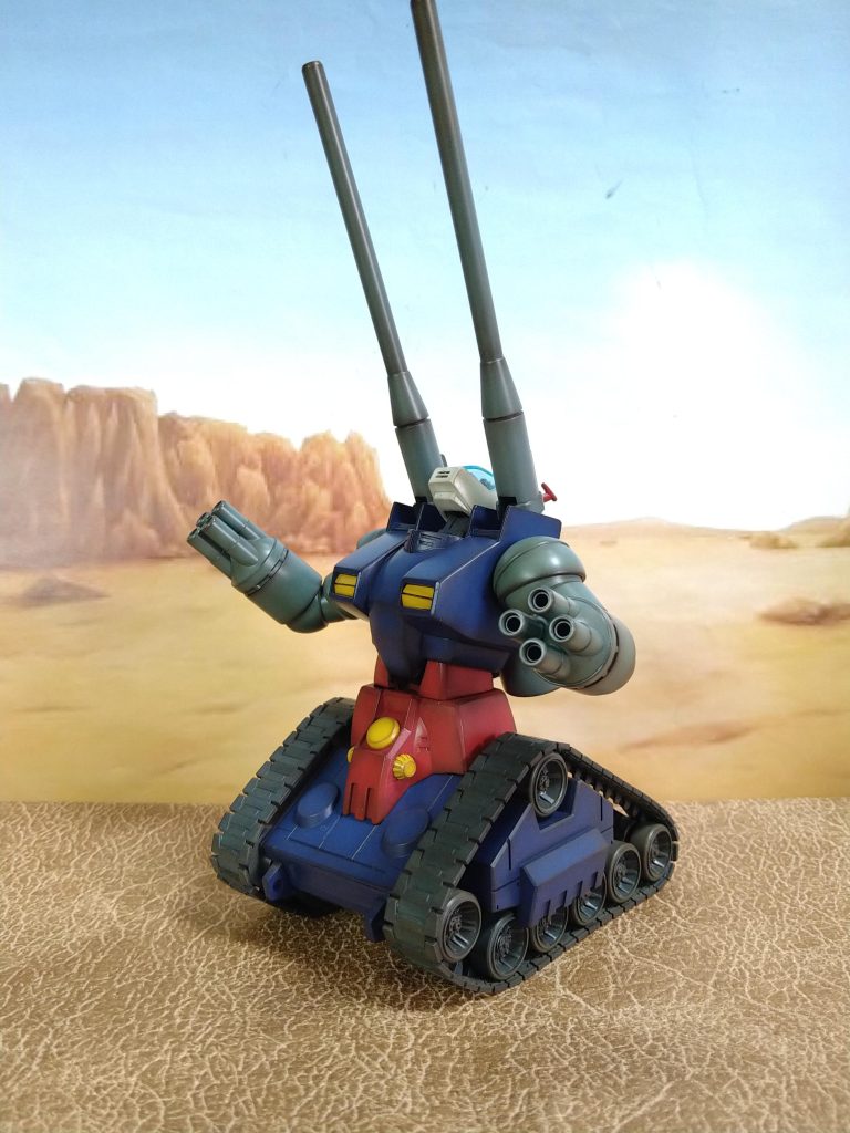 可動範囲はこの写真よりもう少しだけ上を向く事ができ、腰ももう少し反らす事ができます😚肘はこの写真位…90度弱曲がる様にしました😚今回〘V作戦〙が目的の為のガンタンク…以前投稿させて頂いた〘陸戦強襲型ガンタンク位の汚し〙…🤔とも思ったのですが、我が家のガンキャノンとのつり合いを考え、そしてタンクではありますが、V作戦3機の中で、一番汚れていないイメージを私勝手に持っておりましたので…😅〘これ位の汚し〙に致しました!😁.