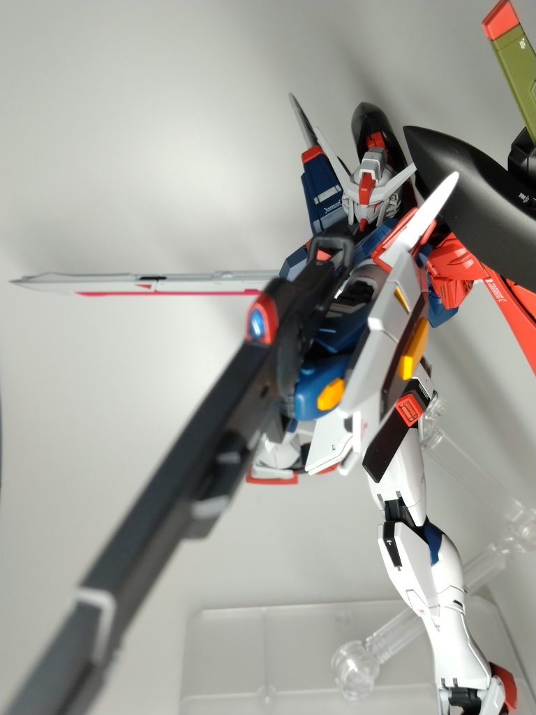 レールガンを自作。パソコンで描いて印刷したものに合わせてプラバンをカットして作りました。