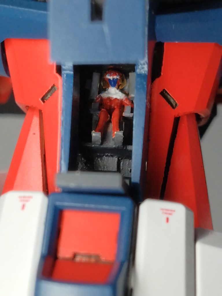 コックピットを自作。パイロットのシン・アスカはRGウイングガンダムゼロEWに付属したヒイロ・ユイを加工して塗って再現しました。