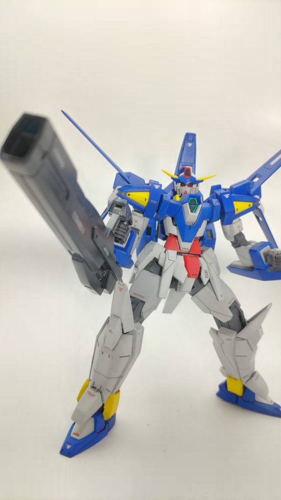 シグマシスライフルを構えて。 写真のピントがズレてて全く分かりませんが、機体はつや消しにてトップコートしましたが、シグマシスライフルは合わせ目を処理後メタルブラックにて塗装したので光沢トップコートです。