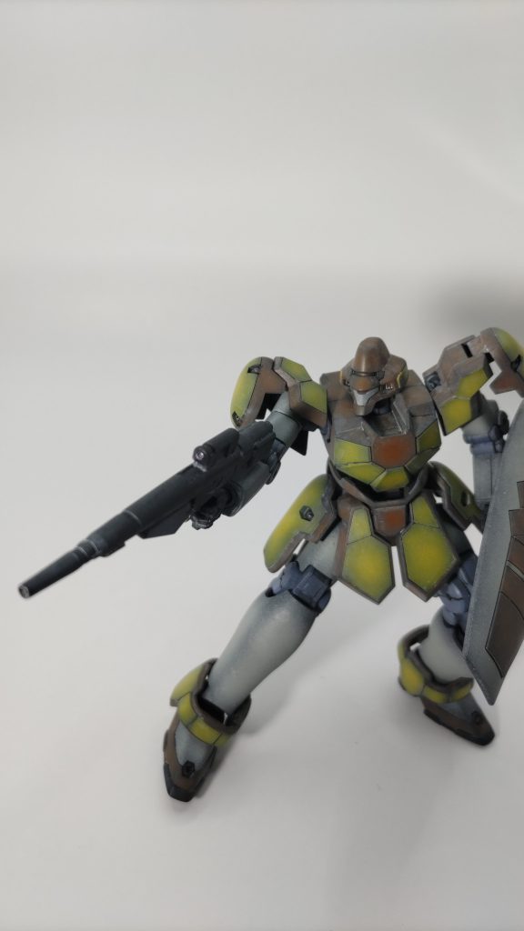 ビームライフルを構えて。首、ほぼ曲がりませんでしたので外して乗っけています。ビームライフルのスコープは、ドリルで掘った後にシルバーを下地にクリアパープルのレジンを盛ってます。