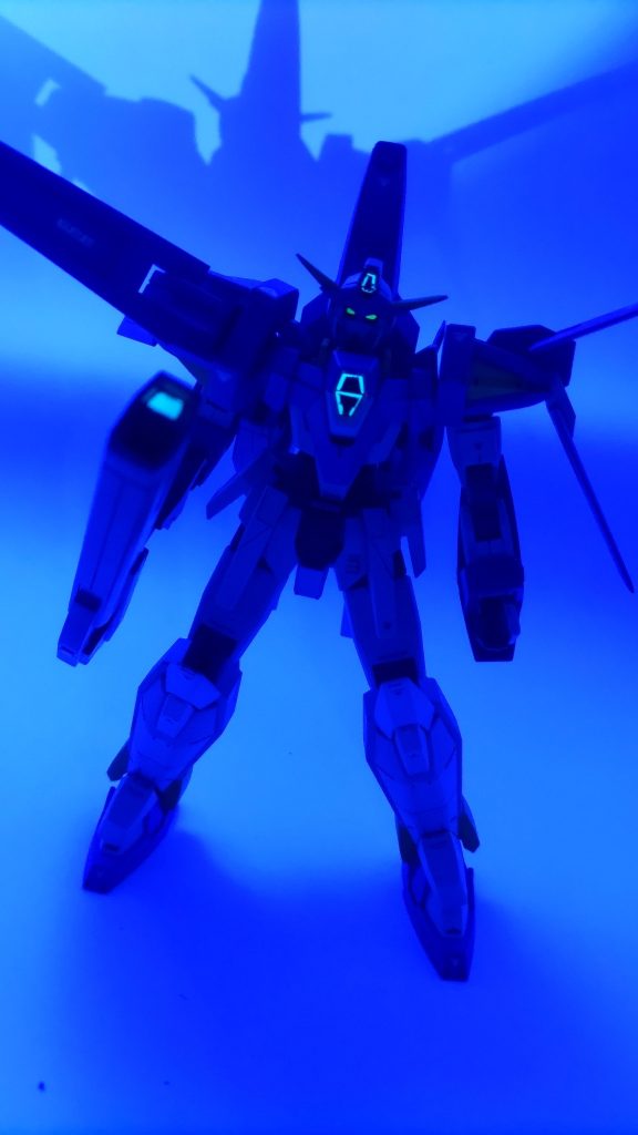 ブラックライト点灯。 頭部・アイカメラ・AGEシステム・ライフルの砲塔内を蛍光色で塗装しています。