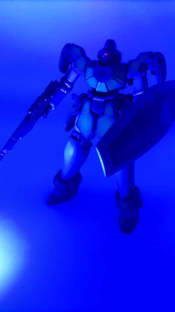 ブラックライト点灯 アイカメラのみ、蛍光ピンクで塗装してあります。