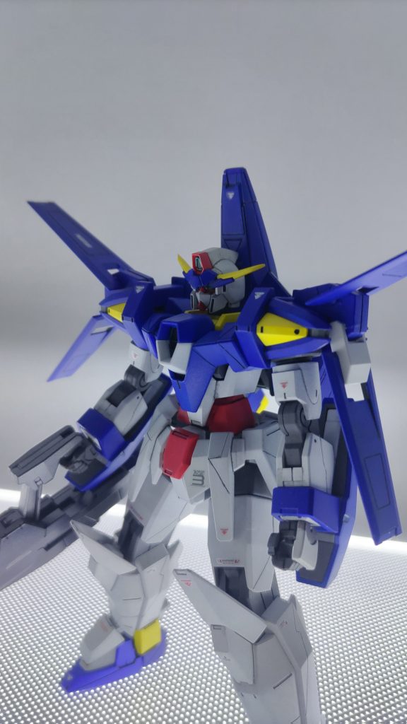 ウイング系や、ユニオンフラッグといった細身な機体が続いたので積みから少しゴツめな機体を選び制作開始したものの、いろいろあって完成まで約3ヶ月かかりました。その分完成には満足していますが…写真で見るとスジボリがガッタガタですね、精進します。