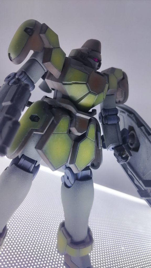 かつて38体という狂気なセットで販売されましたが、肩以外はほぼ完璧な色分けながら、構造が単純で比較的に楽に組めるマグアナック。いろいろと初挑戦できたのは実に僥倖でした。