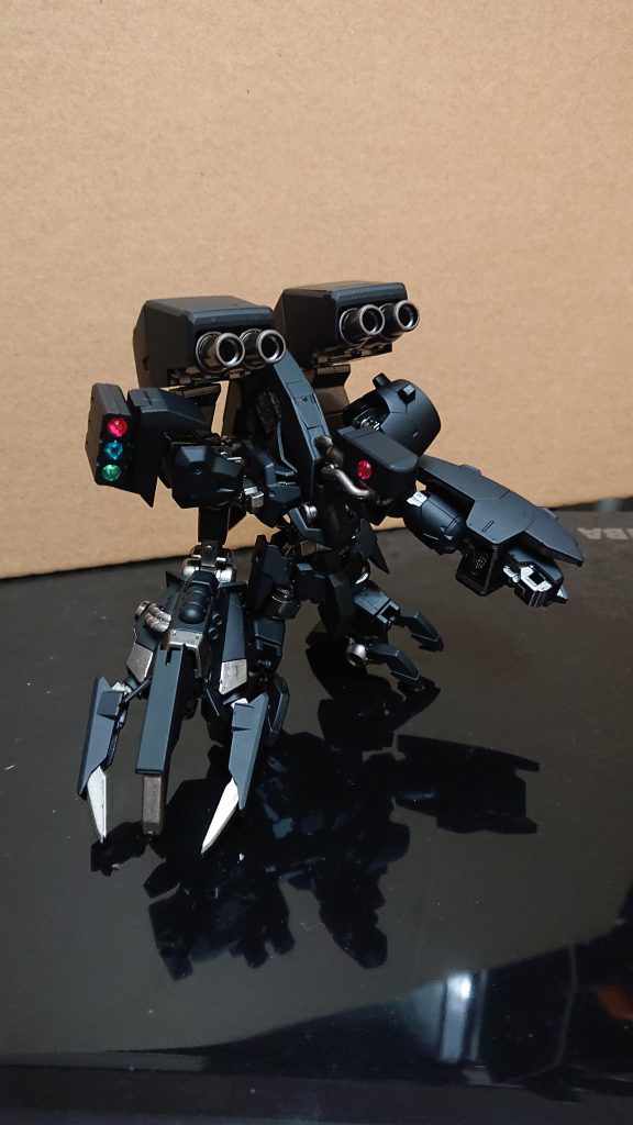 ムゲンドラモンのスタイルを意識して制作。グレイズをベースに６機のMSのパーツが使われている