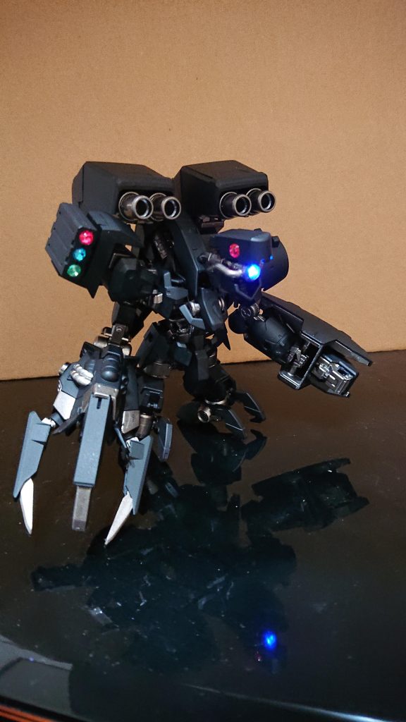 頭、体…グレイズ+ジャンク腕…ザク+アスタロトリナシメント足…ケルディムガンダムサーガ+Gエルス背…ガンダムヴァーチェ+フラウロス