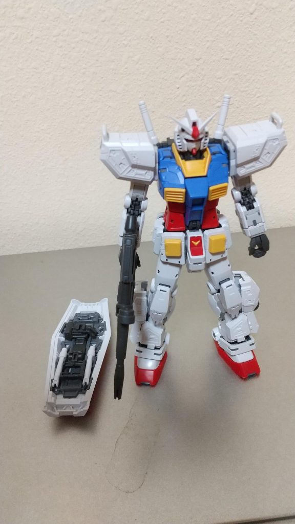 非使用時のラケルタビームサーベルはシールド裏に装着します。