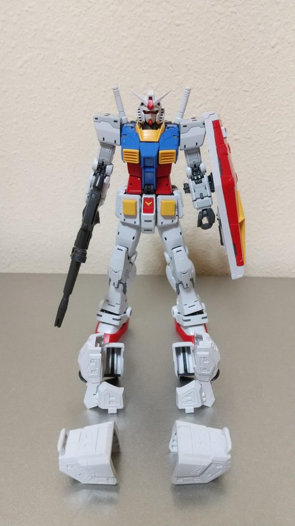 肩と脚のアーマーの裏側（本体と接する部分）を削り＆ヤスって装着できるようにしました。（本体は無加工）