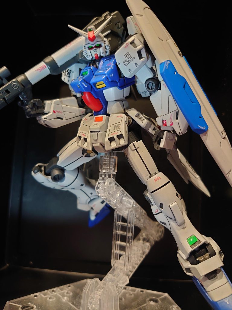 今回フォールディングバズを肩持ちさせたいのと、カッコよく膝立ちさせたかったので、リバイブ版RX-78の股関節周りと腹部パーツ、顔パーツを移植し作成しました。バズのグリップ部分も変更してます。