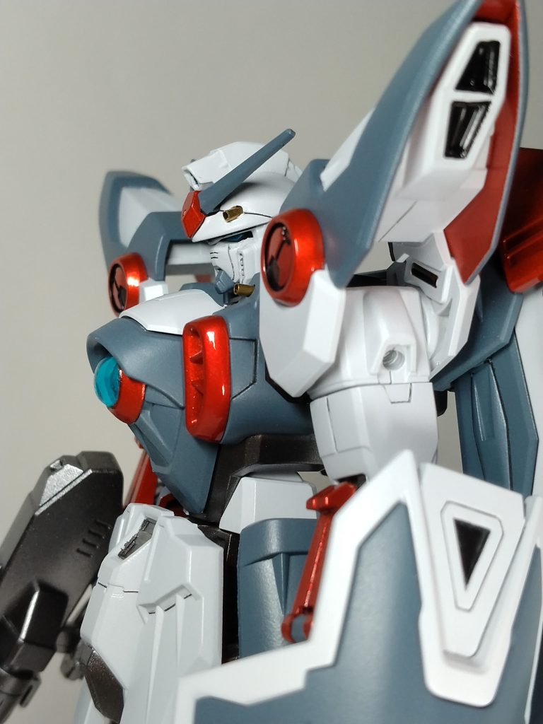 頭部と胸部のバルカンを真鍮パイプで作り直し、各部スジボリの彫り直しや穴あけなどを行っています