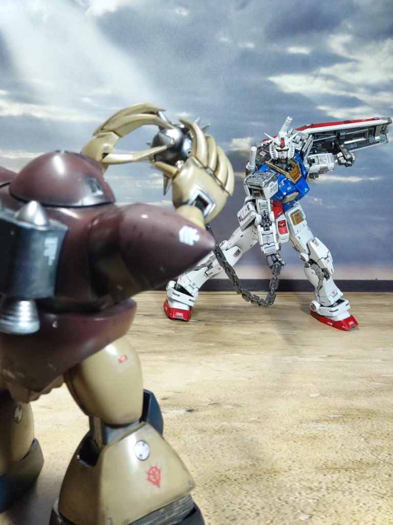 「へへっ、馬力ならこのゴッグも負けんぜ」「なんて奴だ❗️このハンマーだってパワーアップしてるっていうのに…」ザクを一撃で仕留めたガンダムハンマーを、更にパワーアップさせたハイパーハンマーを受け止めるゴッグ装甲だけでなくパワーも、めちゃくちゃある事を見せつけてくれましたね