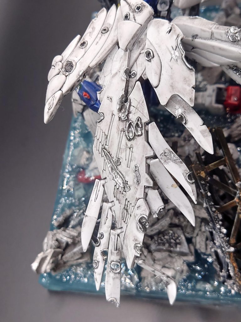 羽1枚1枚にダメージ入れて、熱で曲げてあります。