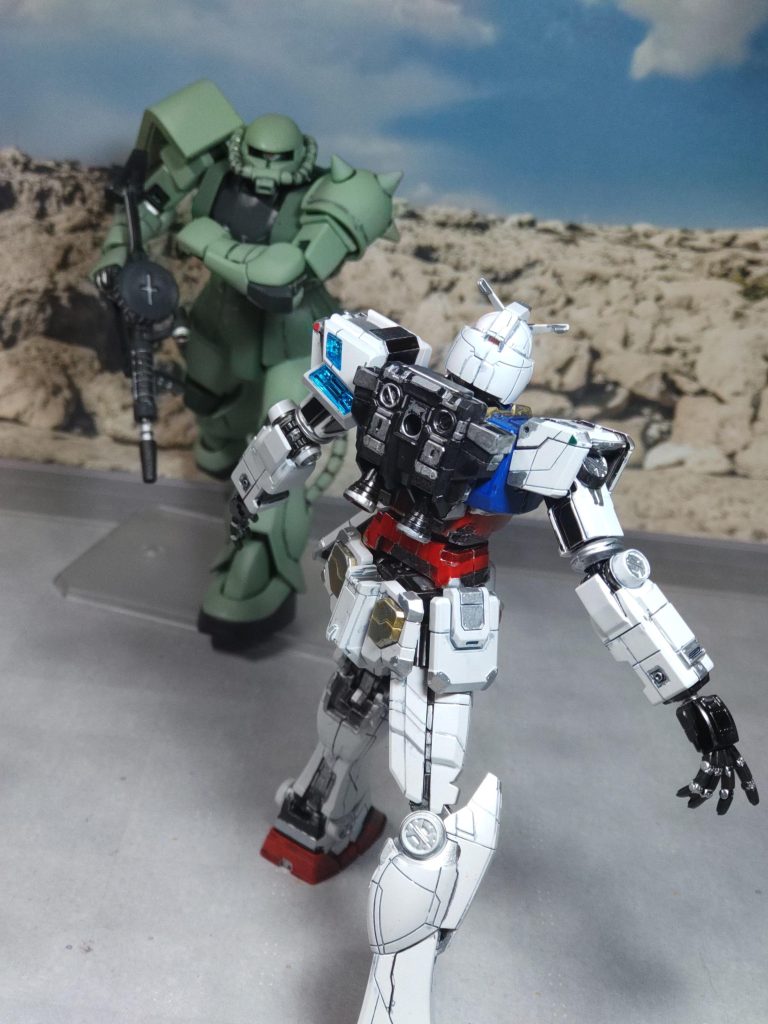 (zaku-kao1)「よくもジーンを❗️」(gundam-kao1)「駄目だ…この技ではサイド７を傷つけてしまう……どうする❓️」