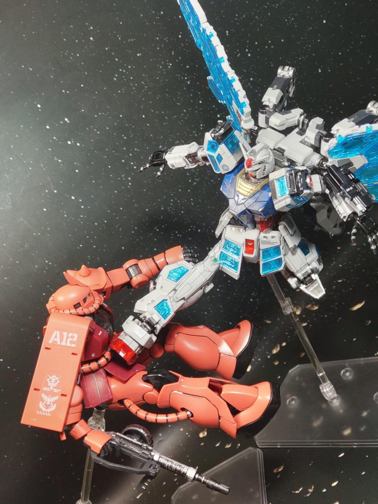 (zion_emb)「当たらなければ、どうという…ブハッ⁉️」(gundam-kao2)「グラスフェザーキーック❗️」